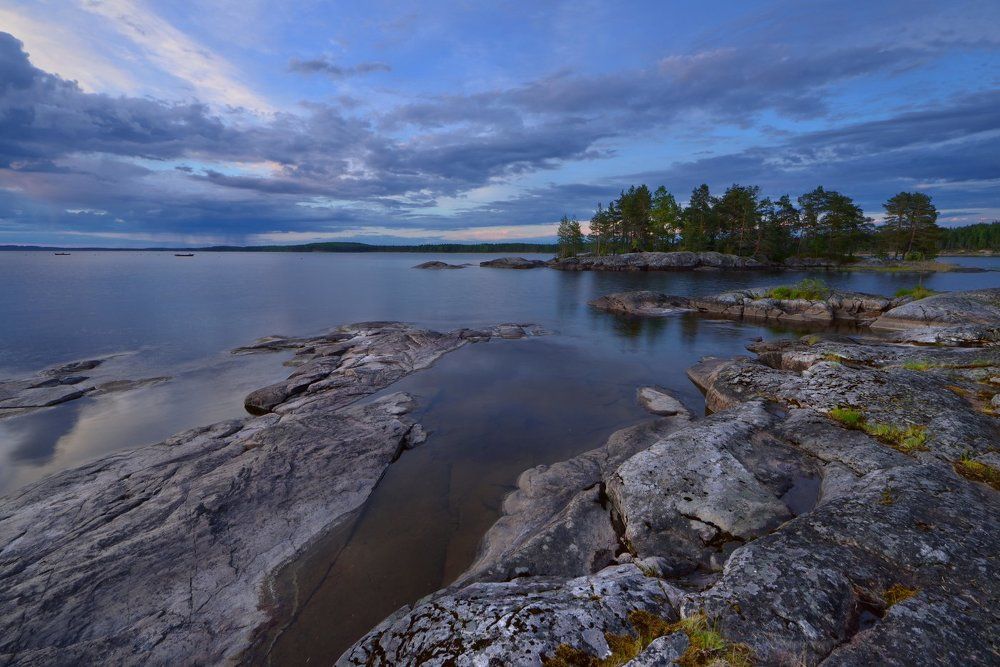 Онежское озеро старое. Озеро Онего Карелия. Онего озеро в Петрозаводске. Онега Онежское озеро. Берег Онежского озера Петрозаводск.