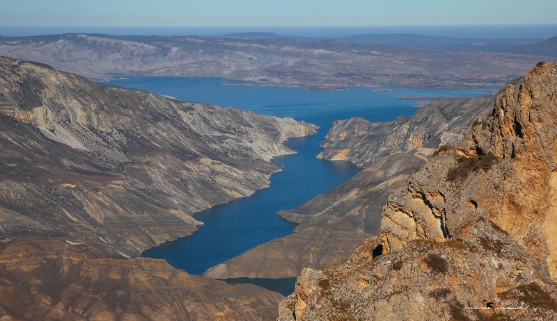 Главный Сулакский каньон с видом на Чиркейское водохранилище..