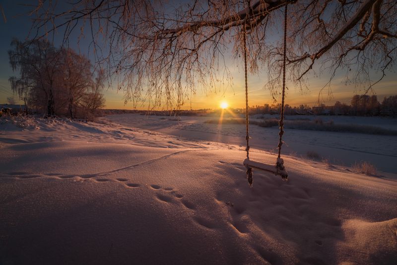 зима, качели, снег, иней, рассвет, река в ожидании лета .))photo preview