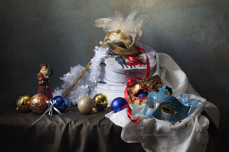 натюрморт, новый год, праздник, маскарад, маски, елочные шары, елочные игрушки С маскамиphoto preview