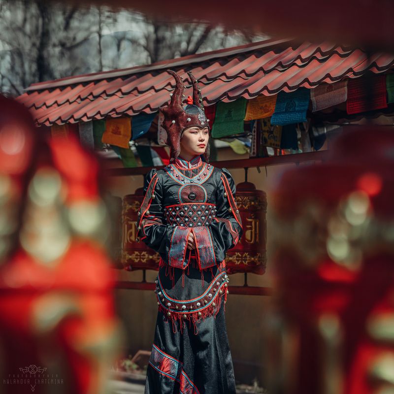 буддизм, Тува, национальный, традиции, культура, красный, костюм Тувинская воительницаphoto preview