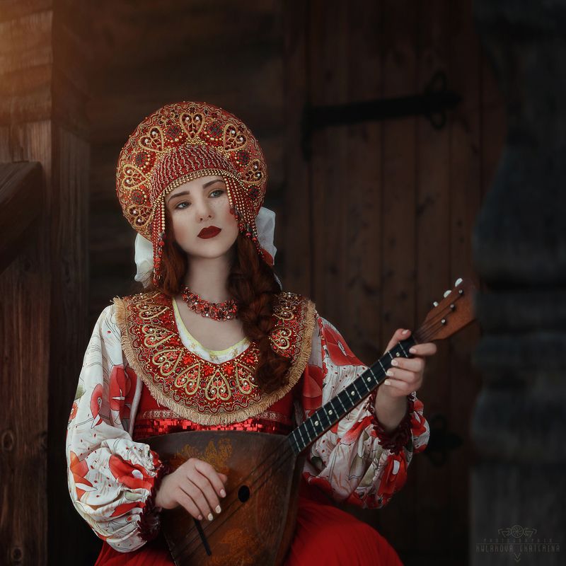 традиции, костюм, музыкальные инструменты, балалайка, красный, русский стиль, история, модель, рыжий Русская красаphoto preview