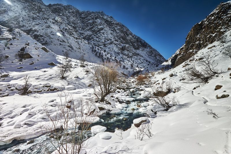 Зима.Река Сиама.  Южные отроги Гиссарского хребта.Таджикистан.