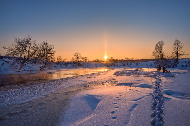 зима,река,солнце,снег,мороз,вечер,закат,рыбаки на зимней рыбалкеphoto preview