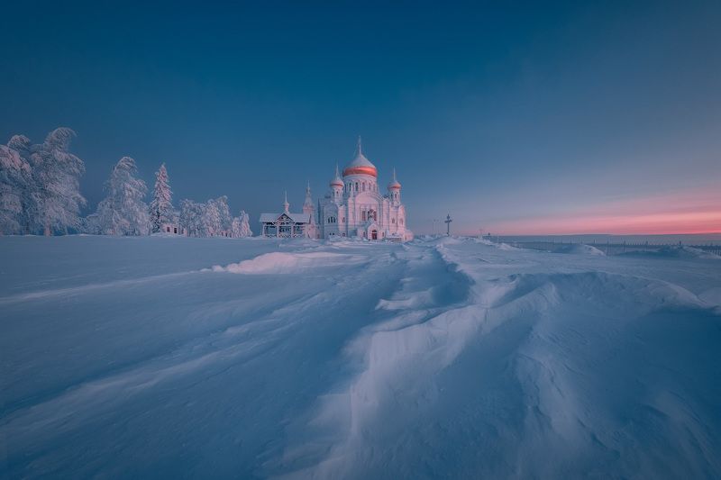 Морозный рассвет у монастыря
