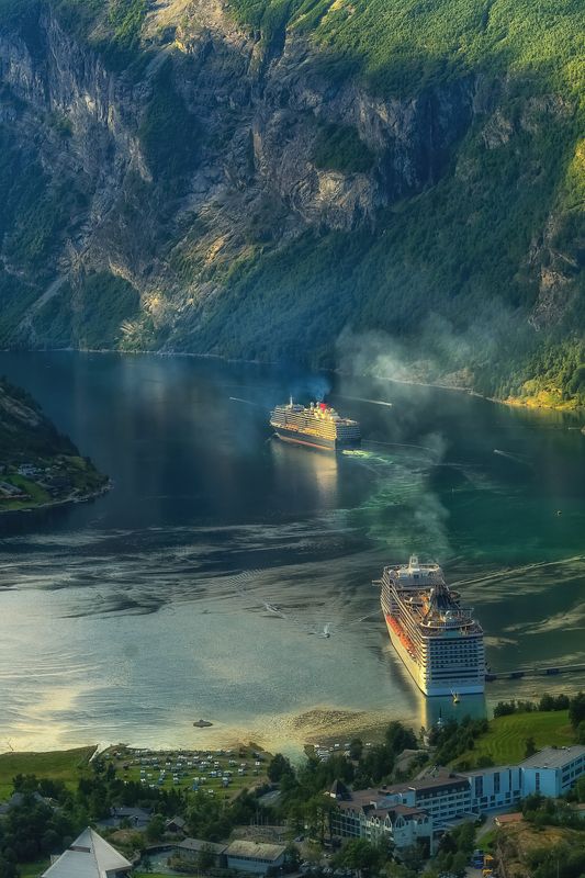 Уплывает пароход. Фьорды пароходы перспектива. Нерёй-Фьорд. Норвегия Страна водопадов. Уплывают пароходы остаются берега Савоня.