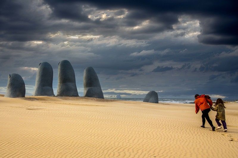 Уругвай. Скульптура на пляже города Пунта-дель-Эсте.photo preview