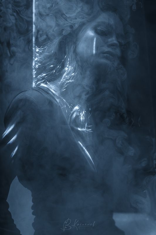 портрет в синем свете с дымом Невыносимая легкость бытияphoto preview