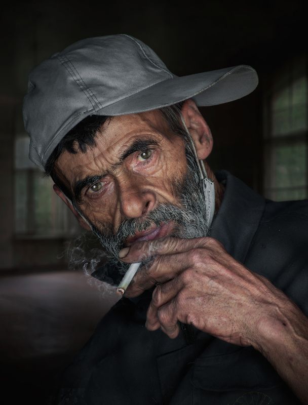 #portrait, #face, #hand, #hat, #smoke, #cigarettes Unstablephoto preview