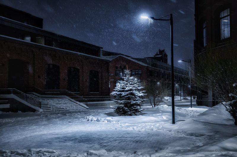 вечер, зима, снегопад, газгольдер, москва, фонарь, ёлка Московский Газгольдерphoto preview
