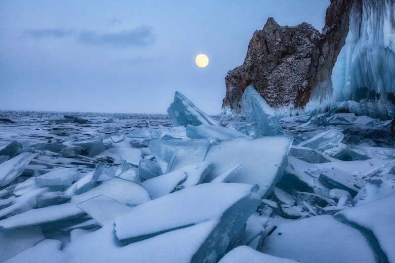 Восход луны над Байкалом