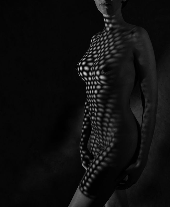 ночь., девушка., топлесс., грудь., тень., чувственность. Маленькое черное платье Коко Шанель.photo preview