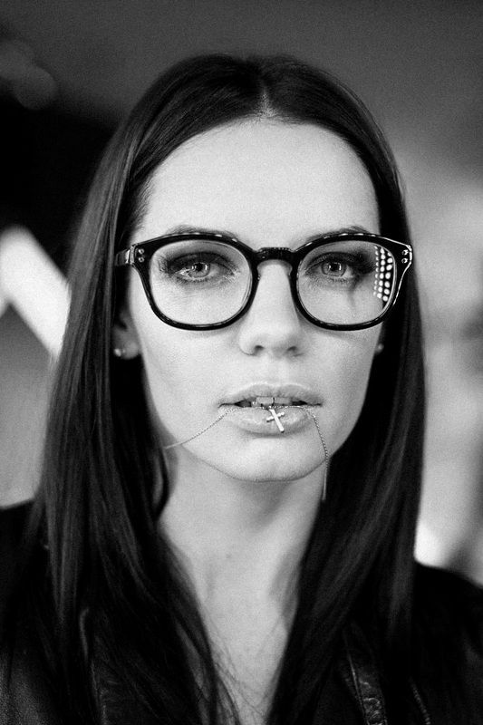 portrait, cross, glasses, black and white Mariephoto preview