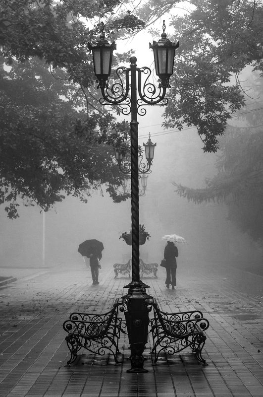 Туман, город, улица,  Двое в туманеphoto preview