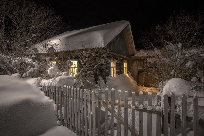 зима, январь, деревня, дом, окна, снег, мороз, ограда, ночь, холод, пермь, покча Старый домик в Покчеphoto preview