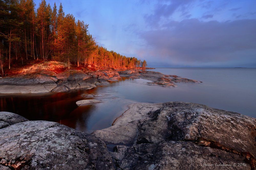 Каменистый берег Карелия