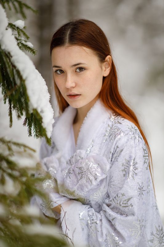 портрет, девушка Снегурочкаphoto preview