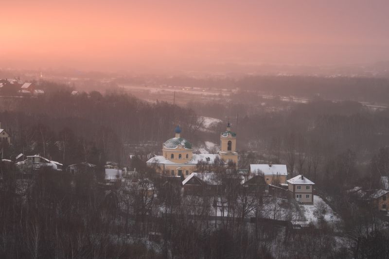 Храм туманным зимним утром