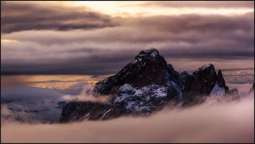 Одинокая гора в ванильных облаках