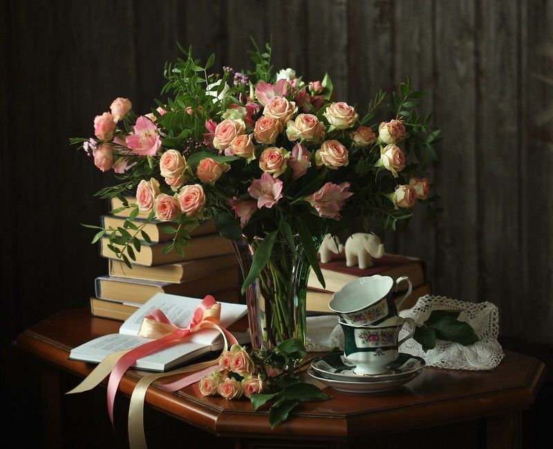 розы, книги, чашки Цветы без повода...photo preview