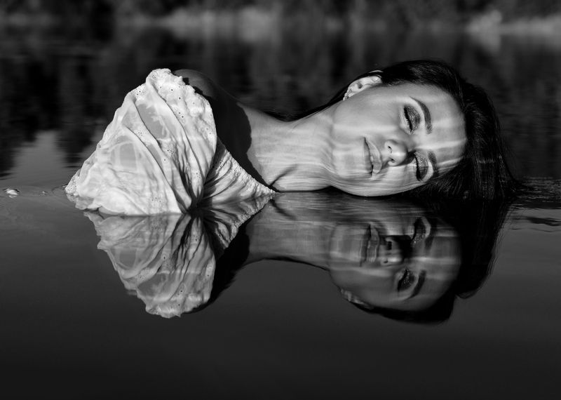 девушка. портрет. красота. вода. отражение. Водное отражение.photo preview