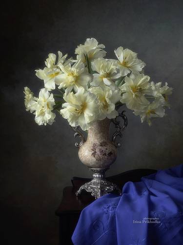 Натюрморт с букетом желтых тюльпанов