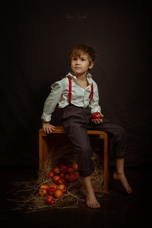 портрет, мальчик С яблокамиphoto preview