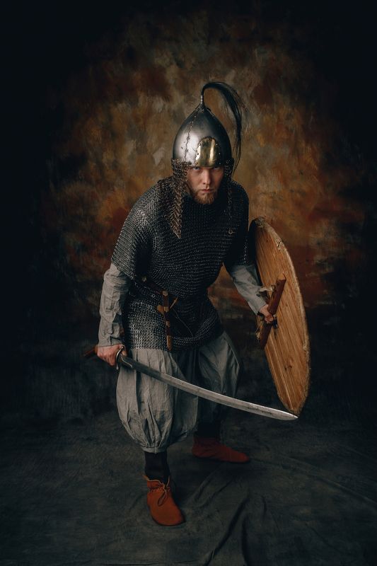 воин реконструкция мужчина история русь средневековый щит меч шлем кольчуга доспехи Дружинникphoto preview