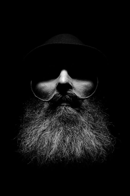 портрет, мужчина, монохром, черно-белое, борода, усы, темнота Призракphoto preview