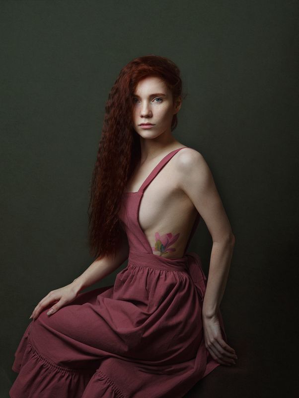длинные рыжие волосы, красивая девушка, татуировка, студия Олесяphoto preview