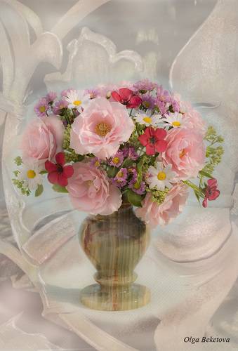 Букет с розами и летними цветами