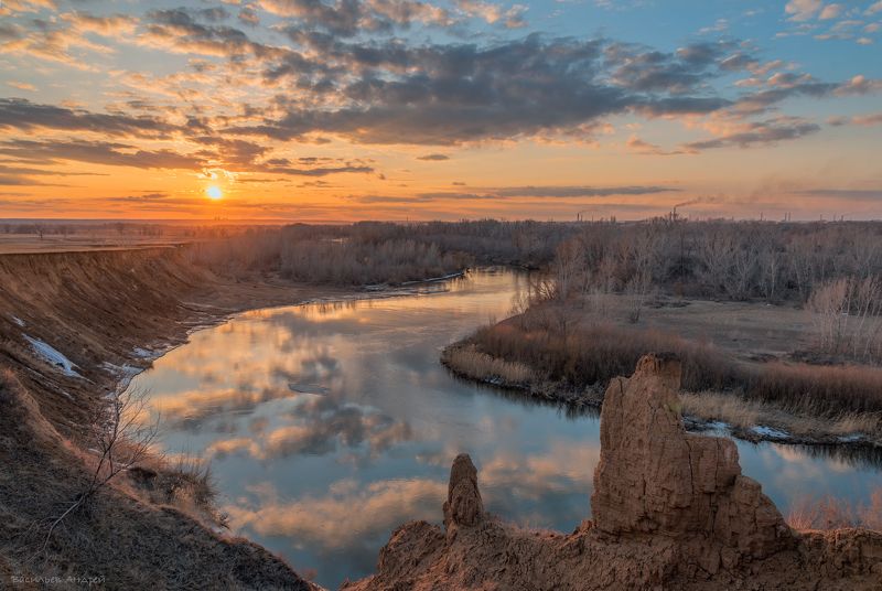 Река Урал в апреле