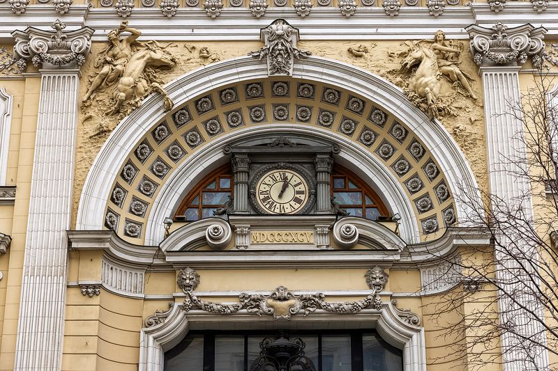 Часы на фасаде доходного дома Фирсановой