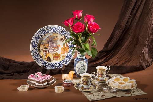 Натюрморт с пирожными, кофе и розами