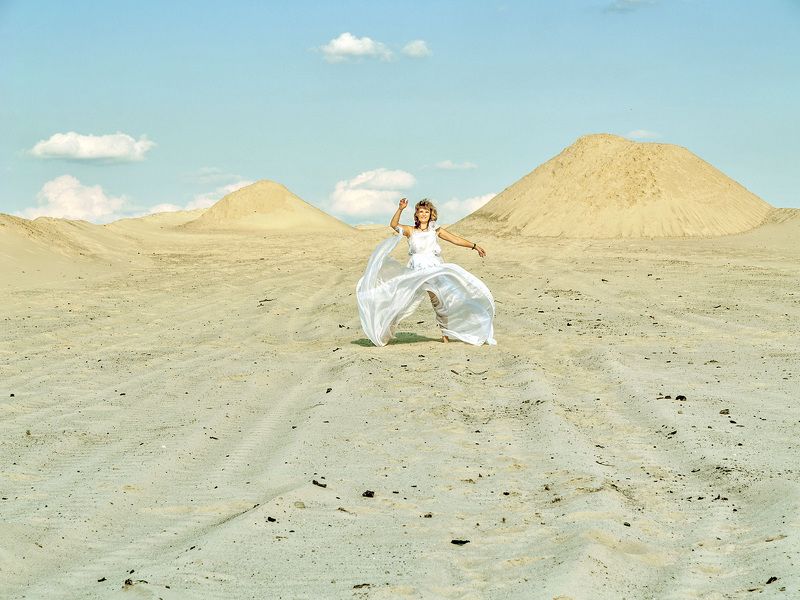 Sand dance. Семь Песков ОАЭ. Танцующие Пески Казахстан. Пески женский самый лучший. Мэри Пупынина Краснодар танец на песке маме.