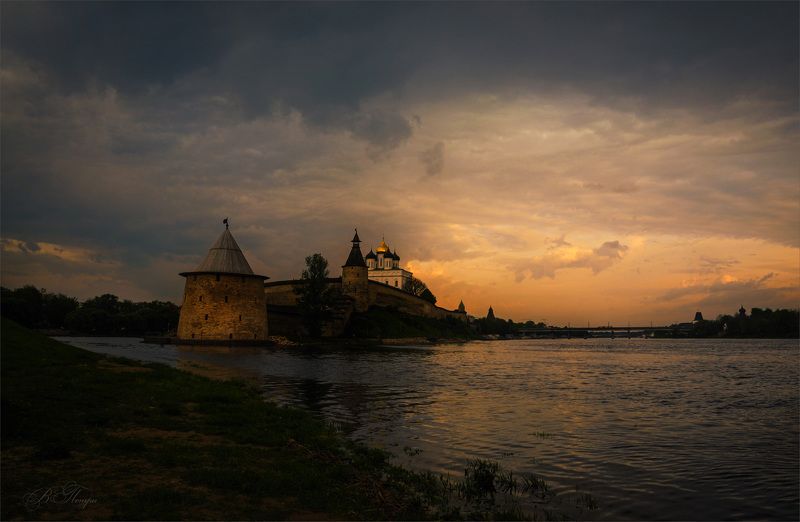 башни стены храм река закат Закат на реке Великойphoto preview