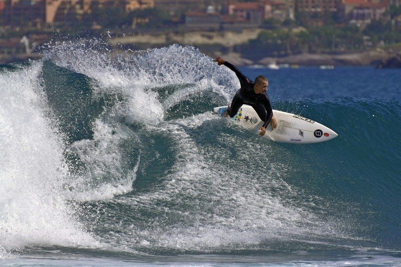 Surfer on the island of Tenerife фото превью