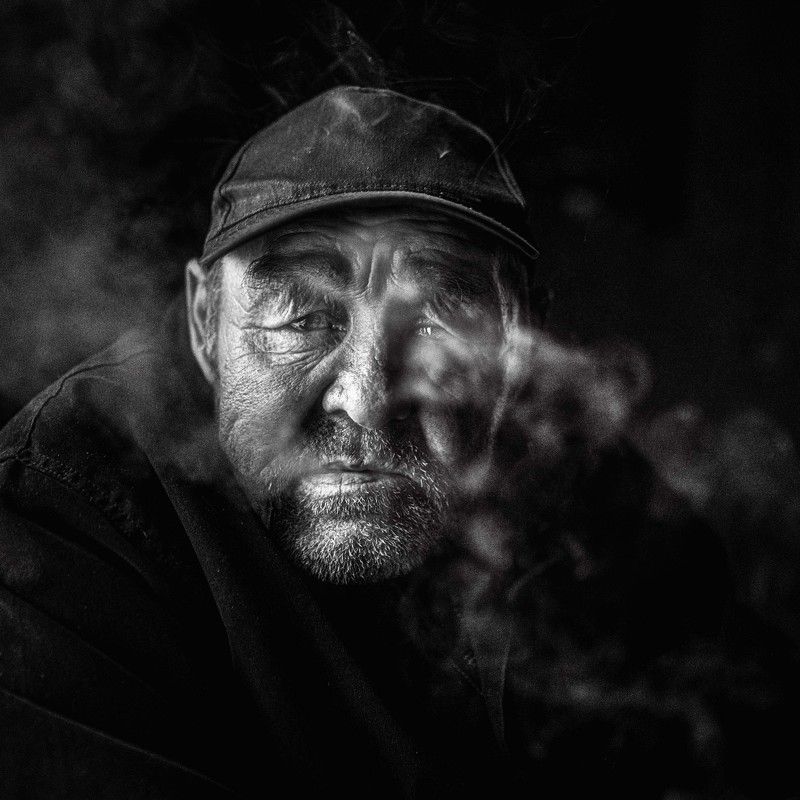 portrait,bw,blackandwhite,man,old В дыму жизнь проходитphoto preview