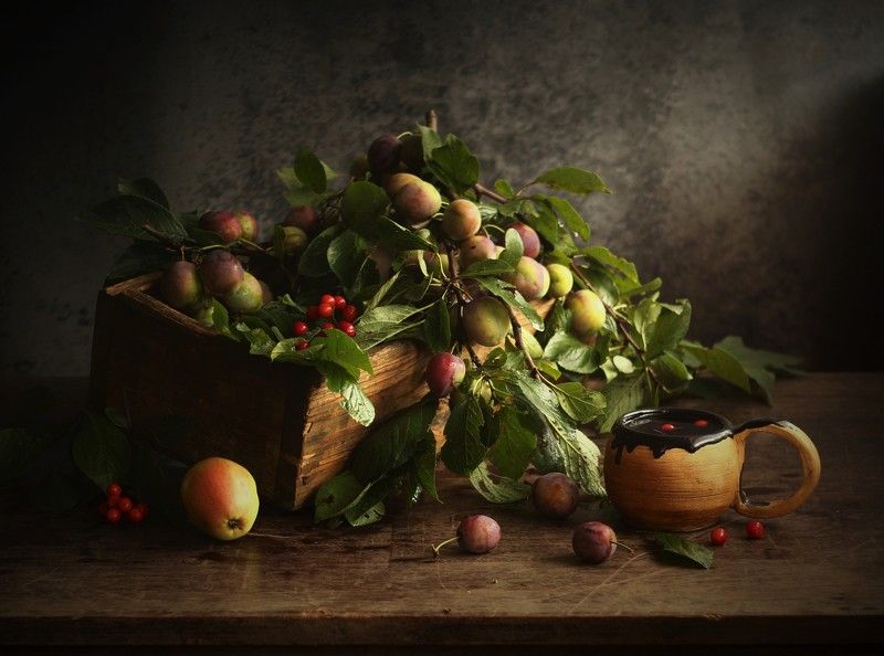 деревянный ящик, ветки сливы с плодами, чашка с компотом Щедрая осеньphoto preview