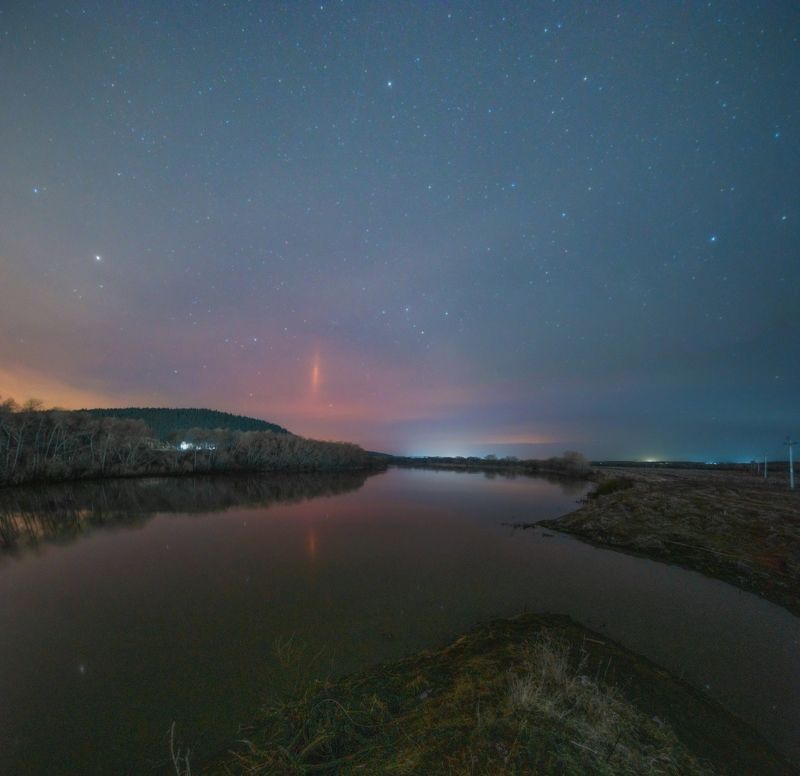 Световой столб и звёздная ночь над рекой Сылвой