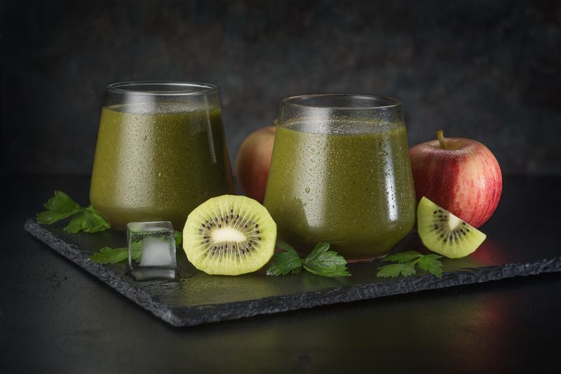 Бодрящий напиток из свежих листьев салата, петрушки, яблок и киви.