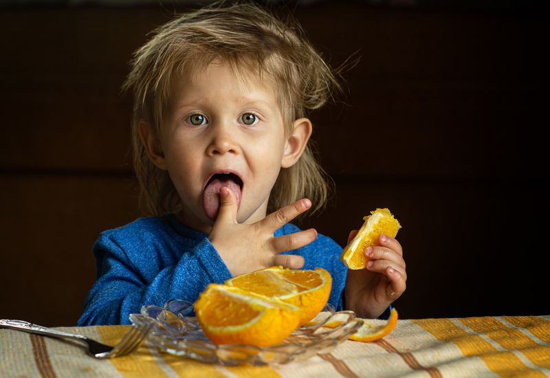 дети апельсин портрет постановочное фото апельсинphoto preview