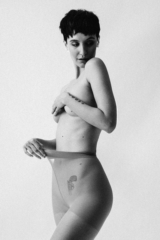 girl, model, portrait, nude, black and white Lana MacIver.photo preview