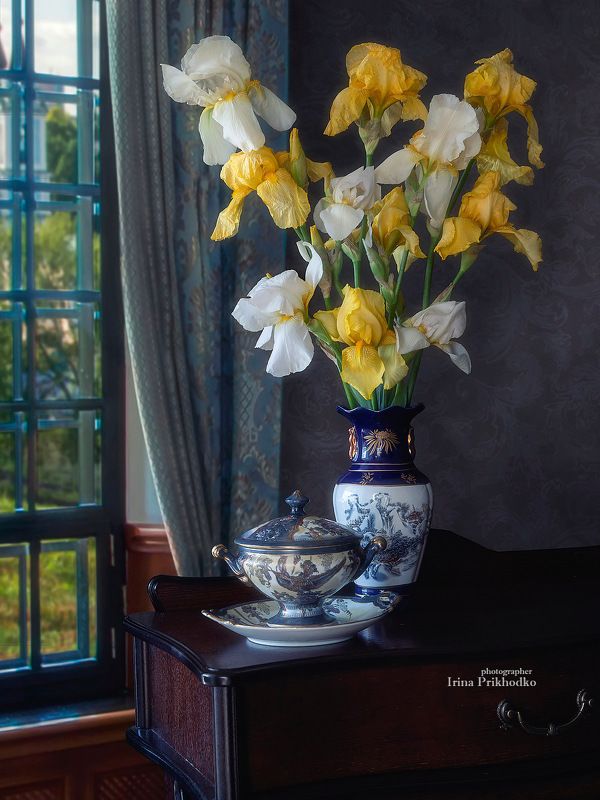 натюрморт, цветы, букеты, ирисы, интерьер Натюрморт с букетом ирисовphoto preview
