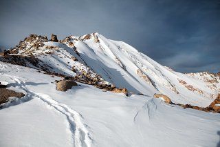 Climbing to peak of Molodezhniy.