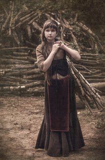девочка с вязанкой дров....