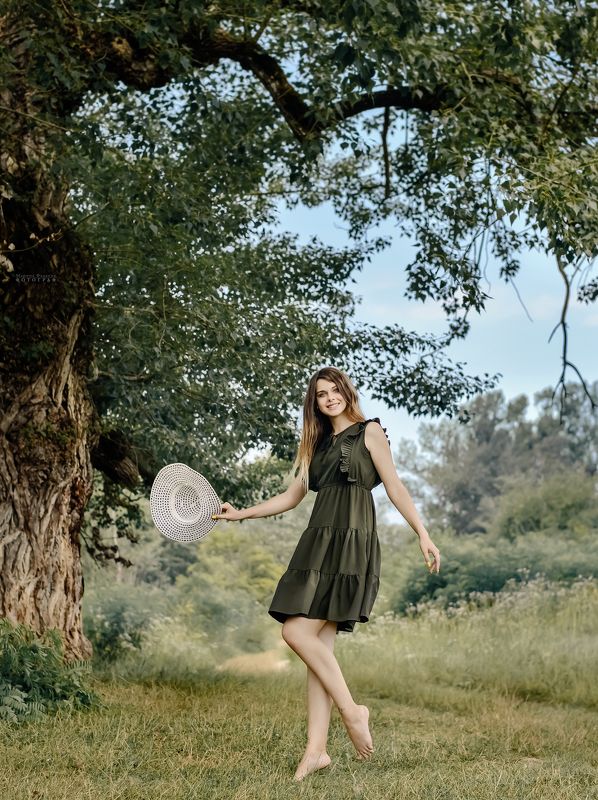 лето, природа, девушка, полянка, дерево Летняя прогулкаphoto preview