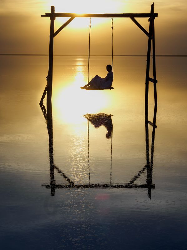 качели, закат, озеро Одиночество фото превью