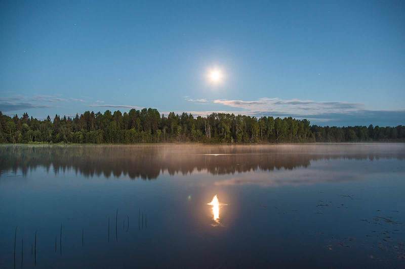 Луна над озеромphoto preview