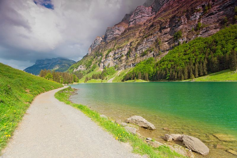 Озеро в Альпах, Швейцарияphoto preview